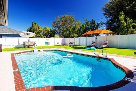 Villa ou maison à vendre à Cape Coral, Floride: 3 chambres, 126.07 m2 № 2295459 - photo 15