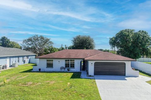 Villa ou maison à vendre à Cape Coral, Floride: 3 chambres, 126.07 m2 № 2295459 - photo 2