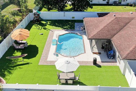Villa ou maison à vendre à Cape Coral, Floride: 3 chambres, 126.07 m2 № 2295459 - photo 3