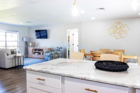 Villa ou maison à vendre à Cape Coral, Floride: 3 chambres, 126.07 m2 № 2295459 - photo 13