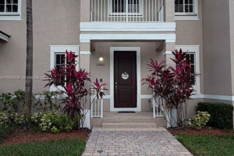 Снять в аренду таунхаус в Хомстед, Флорида 3 спальни, 146.79м2, № 1990653 - фото 1