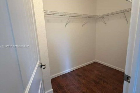 Снять в аренду таунхаус в Хомстед, Флорида 3 спальни, 146.79м2, № 1990653 - фото 6