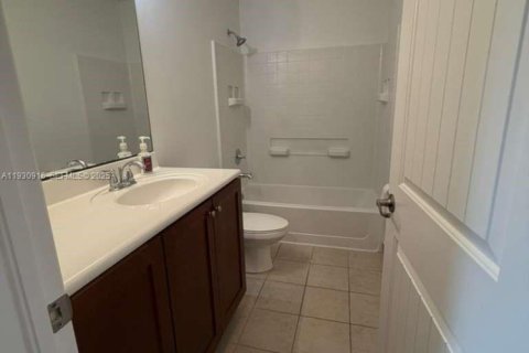 Снять в аренду таунхаус в Хомстед, Флорида 3 спальни, 146.79м2, № 1990653 - фото 8