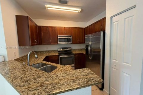 Снять в аренду таунхаус в Хомстед, Флорида 3 спальни, 146.79м2, № 1990653 - фото 2