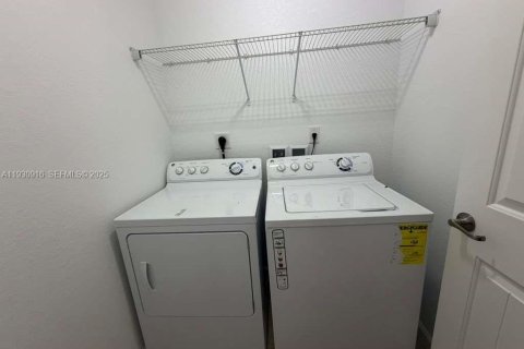 Снять в аренду таунхаус в Хомстед, Флорида 3 спальни, 146.79м2, № 1990653 - фото 11