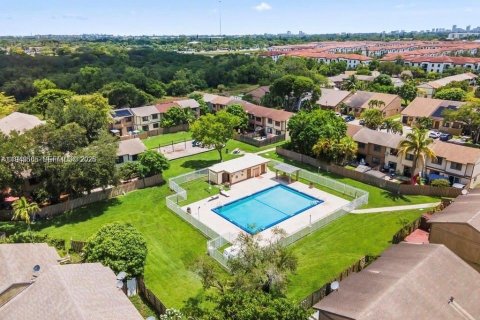 Touwnhouse à vendre à Miami, Floride: 3 chambres, 141.68 m2 № 2004503 - photo 1