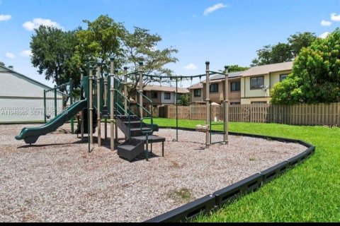 Touwnhouse à vendre à Miami, Floride: 3 chambres, 141.68 m2 № 2004503 - photo 4