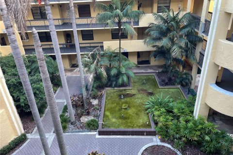 Condominio en alquiler en Lauderhill, Florida, 2 dormitorios, 118.91 m2 № 1997934 - foto 2