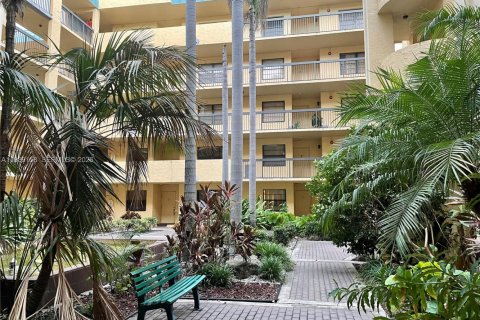 Condominio en alquiler en Lauderhill, Florida, 2 dormitorios, 118.91 m2 № 1997934 - foto 3