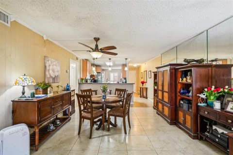 Condo in Saint Petersburg, Florida, 2 bedrooms  № 1814967 - photo 10