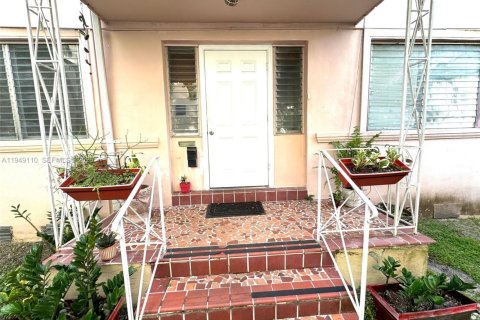 Снять в аренду квартиру в Корал-Гейблс, Флорида 1 спальня, № 2005090 - фото 2