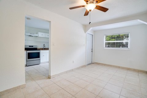 Commercial property in Fort Pierce, Florida 710.7 sq.m. № 1217464 - photo 1
