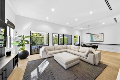 Casa en venta en Miami, Florida, 5 dormitorios, 380.16 m2 № 2029823 - foto 11
