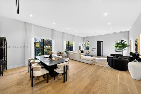 Casa en venta en Miami, Florida, 5 dormitorios, 380.16 m2 № 2029823 - foto 5