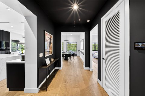 Casa en venta en Miami, Florida, 5 dormitorios, 380.16 m2 № 2029823 - foto 8