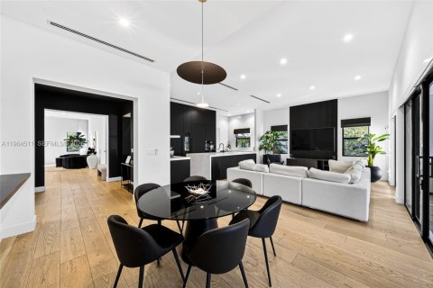 Casa en venta en Miami, Florida, 5 dormitorios, 380.16 m2 № 2029823 - foto 10