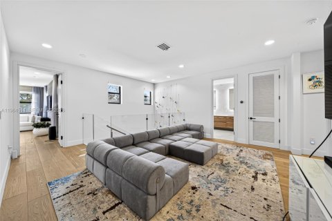 Casa en venta en Miami, Florida, 5 dormitorios, 380.16 m2 № 2029823 - foto 29