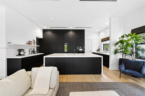 Casa en venta en Miami, Florida, 5 dormitorios, 380.16 m2 № 2029823 - foto 16