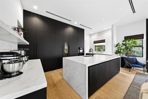 Casa en venta en Miami, Florida, 5 dormitorios, 380.16 m2 № 2029823 - foto 15