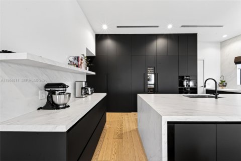 Casa en venta en Miami, Florida, 5 dormitorios, 380.16 m2 № 2029823 - foto 14