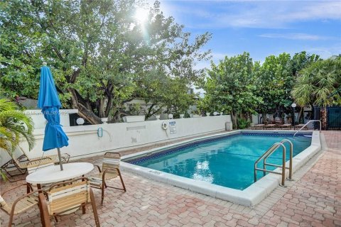 Condo in Fort Lauderdale, Florida, 2 bedrooms  № 1953690 - photo 23