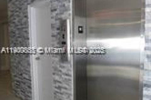 Condo in Fort Lauderdale, Florida, 2 bedrooms  № 1953690 - photo 26