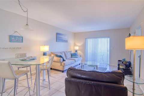 Condo in Fort Lauderdale, Florida, 2 bedrooms  № 1953690 - photo 5