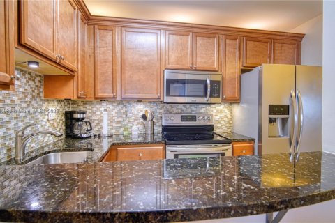 Condo in Fort Lauderdale, Florida, 2 bedrooms  № 1953690 - photo 10