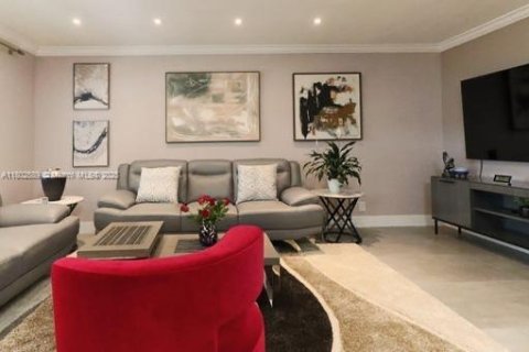 Купить кондоминиум в Халландейл-Бич, Флорида 2 спальни, 111.48м2, № 1981010 - фото 13