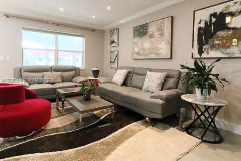 Купить кондоминиум в Халландейл-Бич, Флорида 2 спальни, 111.48м2, № 1981010 - фото 9