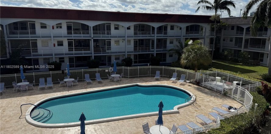 Кондоминиум с 2 спальнями в Халландейл-Бич, Флорида № 1981010