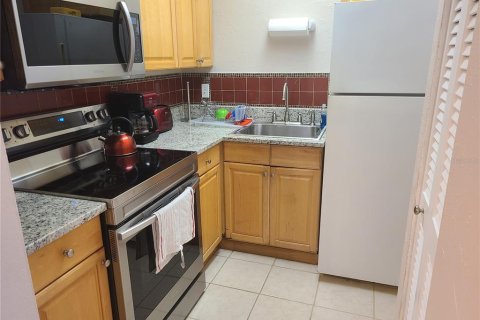 Condo in Sarasota, Florida, 1 bedroom № 2213896 - photo 2