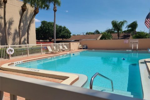 Condo in Sarasota, Florida, 1 bedroom № 2213896 - photo 15