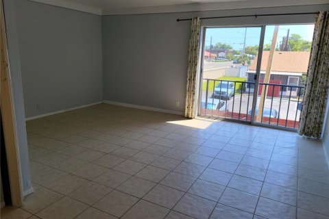 Condo in Sarasota, Florida, 1 bedroom № 2213896 - photo 9