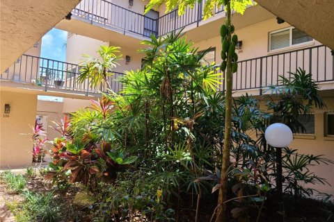 Condo in Sarasota, Florida, 1 bedroom № 2213896 - photo 13