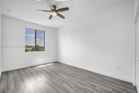 Touwnhouse à louer à Hallandale Beach, Floride: 3 chambres, 174.93 m2 № 1933339 - photo 12