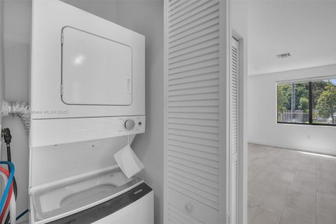 Touwnhouse à louer à Hallandale Beach, Floride: 3 chambres, 174.93 m2 № 1933339 - photo 5