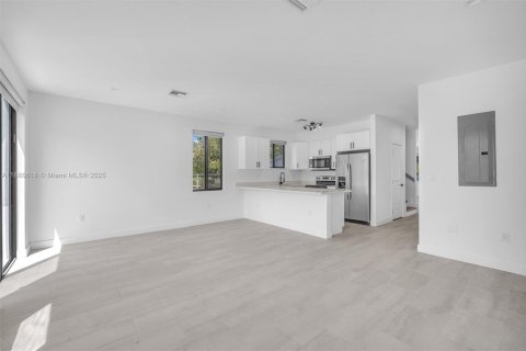 Touwnhouse à louer à Hallandale Beach, Floride: 3 chambres, 174.93 m2 № 1933339 - photo 3