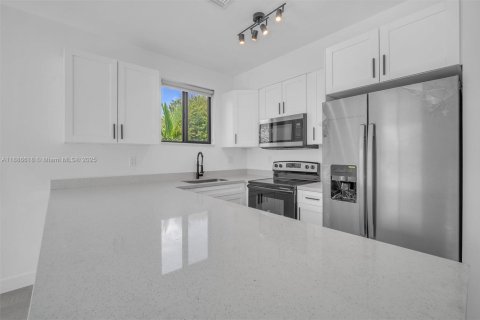 Touwnhouse à louer à Hallandale Beach, Floride: 3 chambres, 174.93 m2 № 1933339 - photo 17