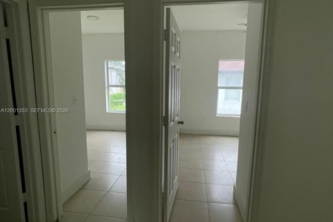 House in Miami, Florida 4 bedrooms, 120.77 sq.m. № 2067632 - photo 8