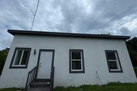 House in Miami, Florida 4 bedrooms, 120.77 sq.m. № 2067632 - photo 2