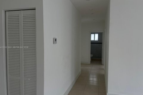 House in Miami, Florida 4 bedrooms, 120.77 sq.m. № 2067632 - photo 7