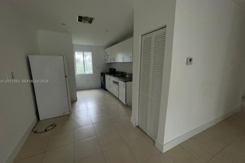 House in Miami, Florida 4 bedrooms, 120.77 sq.m. № 2067632 - photo 4