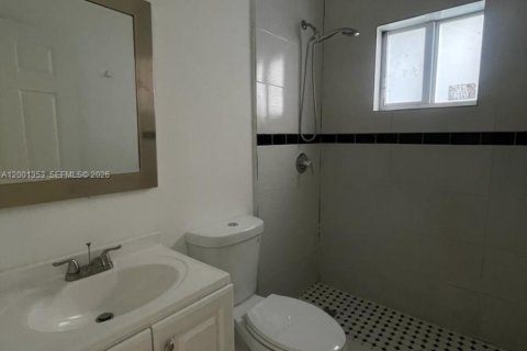House in Miami, Florida 4 bedrooms, 120.77 sq.m. № 2067632 - photo 10