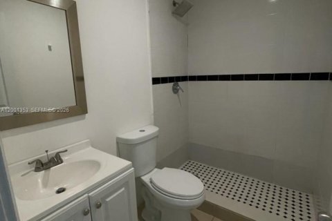 House in Miami, Florida 4 bedrooms, 120.77 sq.m. № 2067632 - photo 11