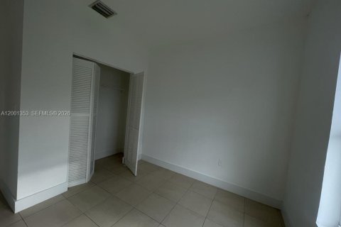 House in Miami, Florida 4 bedrooms, 120.77 sq.m. № 2067632 - photo 9