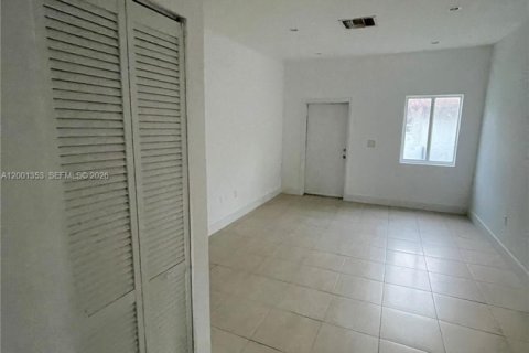 House in Miami, Florida 4 bedrooms, 120.77 sq.m. № 2067632 - photo 6