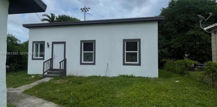 House in Miami, Florida 4 bedrooms, 120.77 sq.m. № 2067632