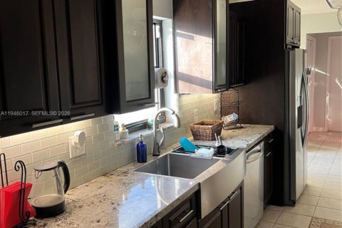 Casa en venta en Pembroke Pines, Florida, 4 dormitorios, 197.97 m2 № 2002643 - foto 9