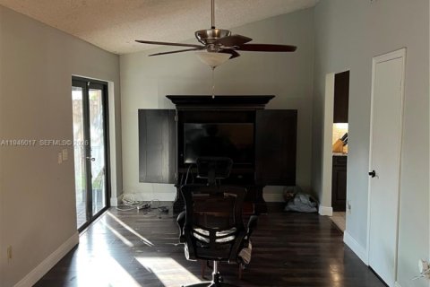 Casa en venta en Pembroke Pines, Florida, 4 dormitorios, 197.97 m2 № 2002643 - foto 4